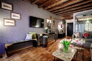 科莫Vitrum - Como Luxury Suites的客厅配有沙发和桌子