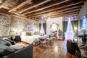 科莫Vitrum - Como Luxury Suites的一间卧室设有一张床和砖墙