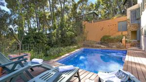 Santa Margarita1 Rond - Llafranc的一座房子旁的游泳池,配有两把躺椅