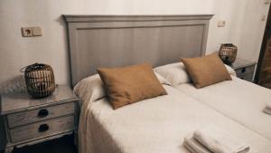 钦琼Casa La Plazuelilla的一间卧室配有一张带两个枕头的床