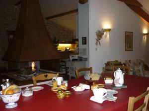 Loubens拉布达斯住宿加早餐旅馆的一张带红色桌布的餐桌