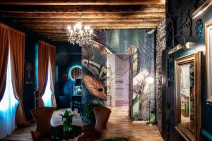 科莫Aurum - Como Luxury Suites的一间拥有蓝色墙壁和吊灯的用餐室