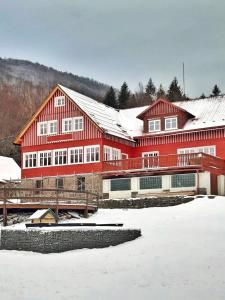 WeissbachBartlova bouda的一座大红楼,地面上积雪