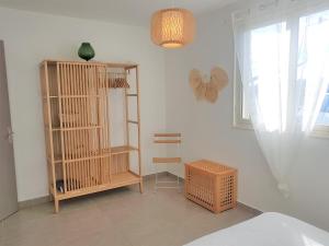 SolaroCARINA的客房设有木制书架和风扇。