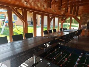 波达雅斯卡Villa Gracia Podhájska的用餐室配有桌椅和台球桌