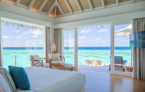 妮兰朵南环礁Baglioni Resort Maldives - Luxury All Inclusive的一间卧室配有一张床,享有海景