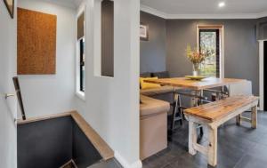 斯瑞德伯Snowcreek 2 Alpine Chalet, Private Garage的厨房以及带桌子和长凳的用餐室。