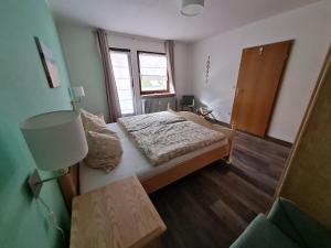 巴特萨克萨Ravensbergblick - harzlich willkommen in Bad Sachsa的一间小卧室,配有床和窗户