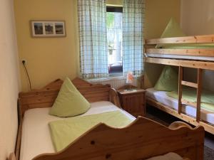 奥泊维森塔尔Waldeck Oberwiesenthal的一间卧室设有两张双层床和一扇窗户。