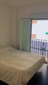 安特克拉Ático céntrico的一间卧室设有一张床和一个美景阳台