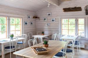 IniöCafe Alppila的用餐室设有桌椅和窗户。