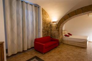 奥维多方塔娜拉假日公寓的一间设有红色椅子和一张床的房间