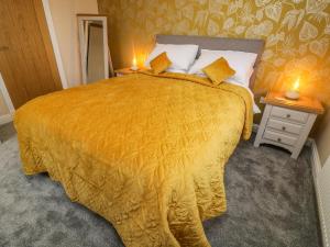 克利夫罗Market Lounge的一间卧室配有一张带黄色毯子的大床