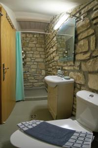 KalpákionKalpaki luxury maisonette 4的一间带水槽和石墙的浴室