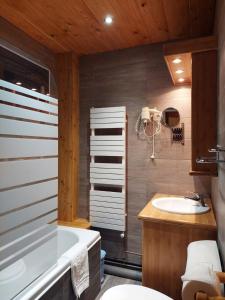 皮伊圣万桑艾格利尔酒店的带浴缸和盥洗盆的浴室