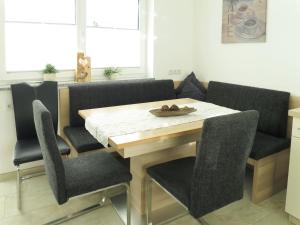 奇勒谷地拉姆绍Apartment Hanser - MHO754 by Interhome的一间带桌椅和沙发的用餐室