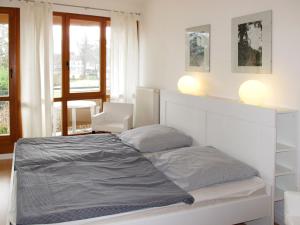 卢布明Holiday Home Strandvilla - LUB117 by Interhome的白色的卧室设有床和窗户