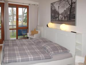 卢布明Apartment Strandvilla - LUB110 by Interhome的白色的卧室设有床和窗户