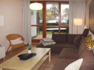 卢布明Apartment Strandvilla - LUB110 by Interhome的客厅配有沙发和桌子