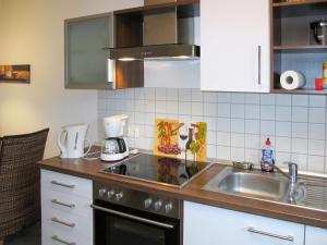 卢布明Apartment Strandvilla - LUB110 by Interhome的厨房配有水槽和台面