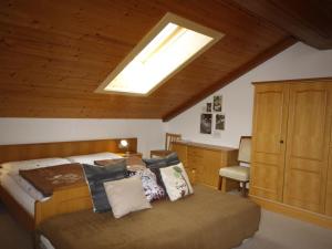 ArriachApartment Lassnig - ARR100 by Interhome的一间卧室配有一张床和天窗