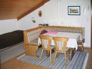 ArriachApartment Lassnig - ARR100 by Interhome的餐桌、两把椅子和一张床