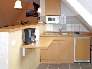 VerchenApartment Seeblick by Interhome的一间带水槽和微波炉的小厨房