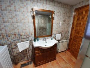 钦琼Casa La Plazuelilla的一间带水槽和镜子的浴室
