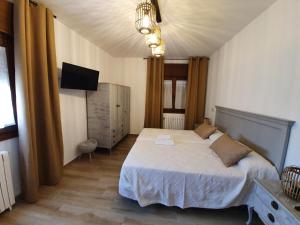 钦琼Casa La Plazuelilla的一间卧室配有一张床和一台电视