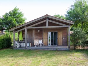 波讷地区帕朗提Holiday Home Les Cottages du Lac M3 by Interhome的院子内带桌椅的小屋