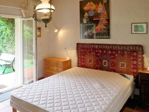 拉卡诺奥肯Apartment Petite Ramaline - LCA166 by Interhome的一间卧室设有一张床和一个窗口
