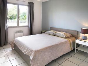 乌尔坦Holiday Home Les Chênes - HUT123 by Interhome的一间卧室设有一张大床和一个窗户。