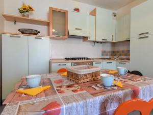 洛萨皮内塔Apartment Solmare-7 by Interhome的厨房配有桌子和桌布