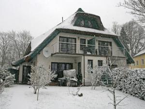 格罗斯齐克Holiday Home Sanddorn by Interhome的院子里的雪覆盖的房子