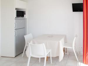 比斯卡罗斯海滩Apartment Résidence Belle Dune - BPL332 by Interhome的白色的用餐室配有白色的桌椅