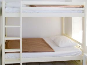 比斯卡罗斯海滩Apartment Résidence Belle Dune - BPL332 by Interhome的客房内的双层床,配有白色双层床