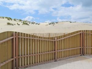 比斯卡罗斯海滩Holiday Home Résidence Plage Océane - BPL340 by Interhome的底部有沙丘的木栅栏
