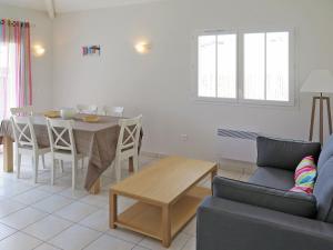 比斯卡罗斯海滩Holiday Home Résidence Plage Océane - BPL340 by Interhome的客厅配有桌子和沙发