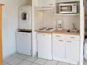 比斯卡罗斯海滩Holiday Home Résidence Dune Blanche - Soleil - BPL320 by Interhome的厨房配有白色冰箱、洗衣机和烘干机