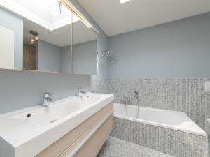 布列登Apartment Residentie Albatros by Interhome的浴室配有大型白色水槽和浴缸。
