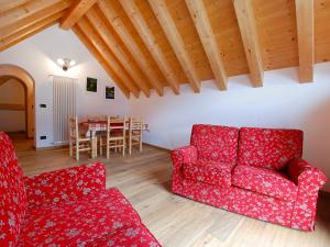 巴尔奇斯Apartment Albergo Diffuso - Cjasa de Barce-2 by Interhome的客厅配有红色的沙发和桌子