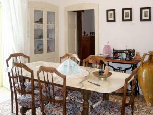 马丁纳弗兰卡Holiday Home Trullo Fior di Capperi by Interhome的用餐室配有桌椅和桌子