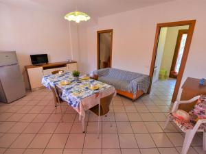 洛萨皮内塔Apartment Solmare-31 by Interhome的一间带桌子的客厅和一间厨房