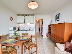 米尼赞海滩Apartment Grands espaces by Interhome的用餐室以及带桌椅的厨房。