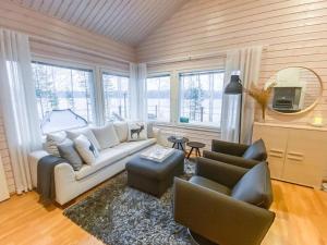 SavonrantaHoliday Home Villa sipilä by Interhome的客厅配有白色沙发和两把椅子