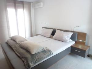 奥芬堡Apartment Brake by Interhome的一张带白色床单和枕头的床,靠窗