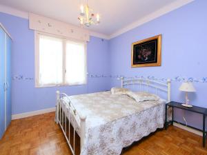 戛纳勒密涅瓦公寓的蓝色的卧室设有床和窗户