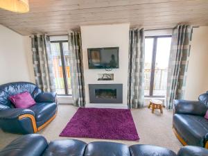 BallingryChalet Loch Leven Lodge by Interhome的客厅设有两张沙发和一个壁炉