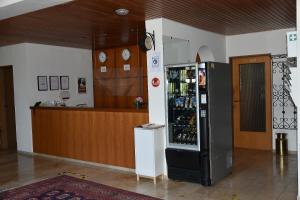 巴特贝林根Hotel Markgraf的一间设有饮料冷却器的房间和一间酒吧