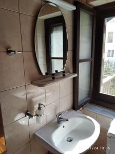 迈伊斯蒂Stefanos的一间带水槽和镜子的浴室